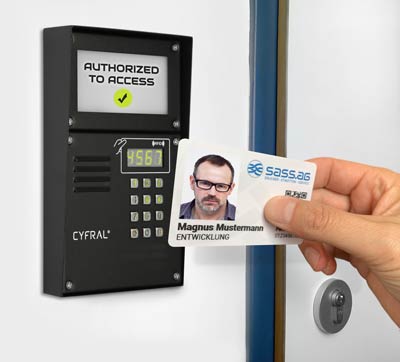 Zutrittsberechtigung an einer Sicherheitstüre mittels RFID-Karte und RFID-Lesegerät.