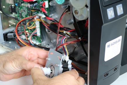 Austausch eines Antriebsmotors im Inneren des Druckers
