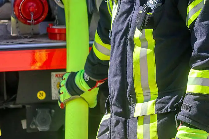 Auch Feuerwehr-Schutzkleidung werden mit speziellen Etiketten gekennzeichnet.