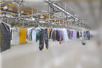 Linerless Labels an Kleiderbügeln in der Großwäscherei